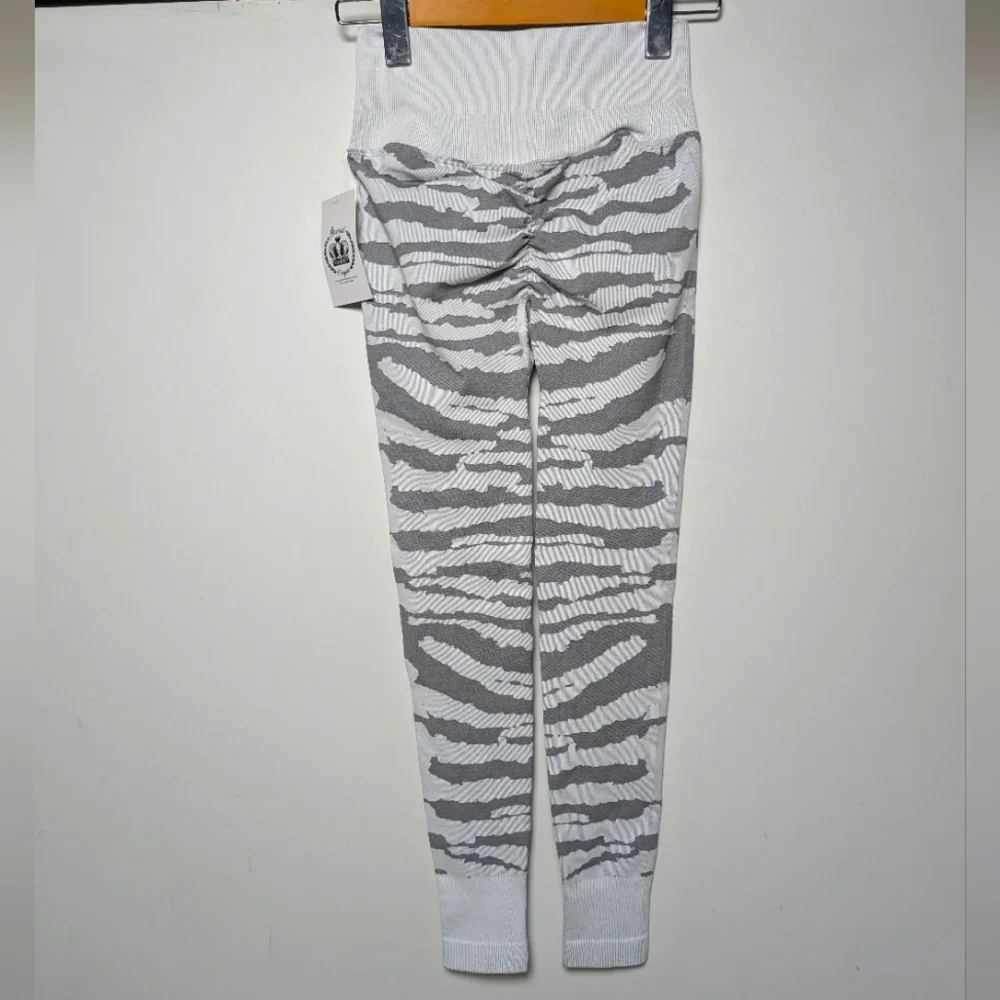 PREVAIL EMPIRE | Women's White/Grey Striped Seamless Full Length Leggings - Picture 6 of 7